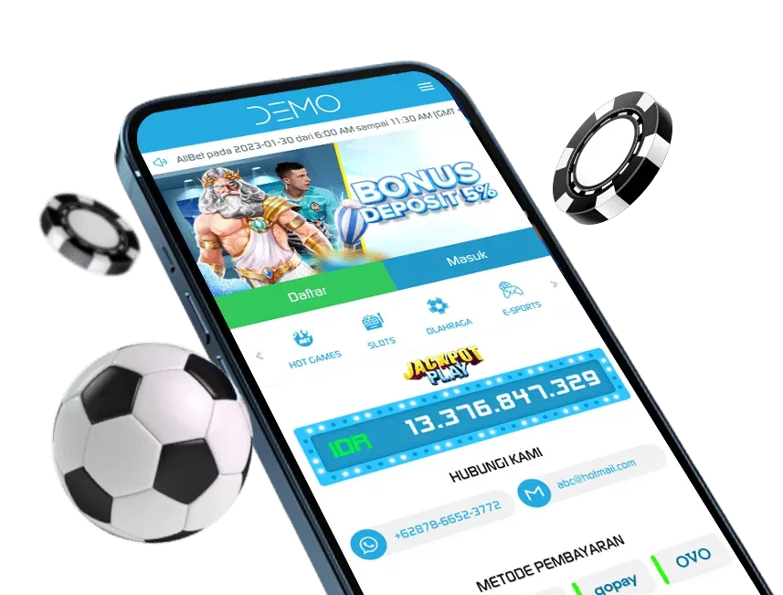 Ponsel menampilkan aplikasi dengan bola sepak dan chip kasino untuk unduh APK